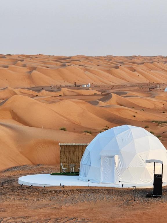 a tent in the middle of the desert at Bubbles Domes Private Cmp in Al Wāşil