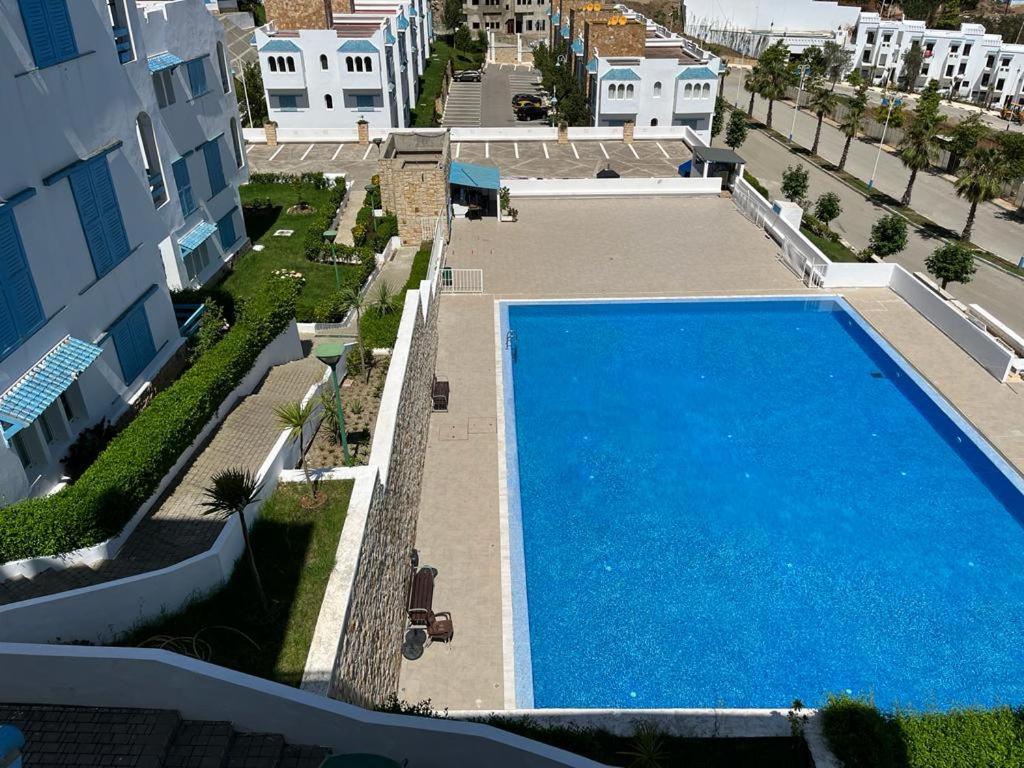 uitzicht over een groot blauw zwembad bij Appartement résidence lilia al jabal M'diq in M'diq