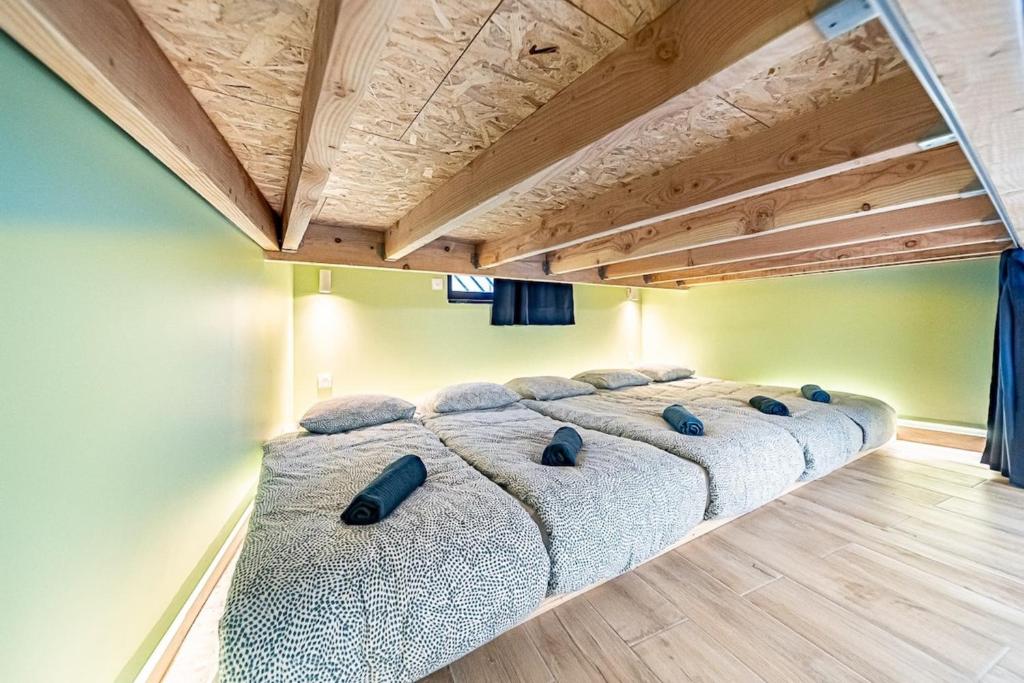 Postel nebo postele na pokoji v ubytování Sleep and Go - Cozy 9 people - Oullins