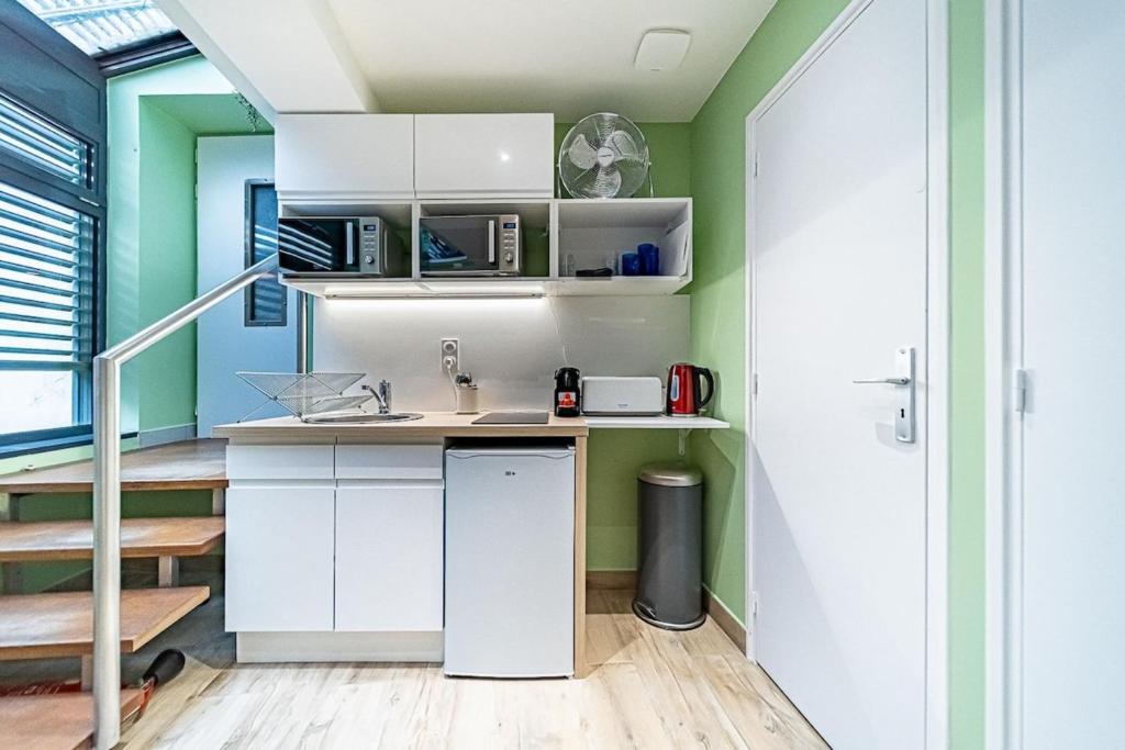 Kuchyň nebo kuchyňský kout v ubytování Sleep and Go - Cozy 9 people - Oullins
