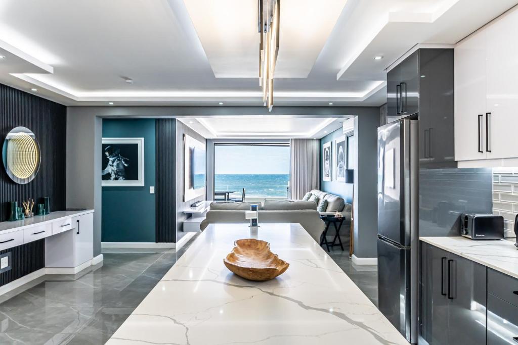 una cucina e un soggiorno con vista sull'oceano di Luxurious 3 bedroom beach front apartment a Ballito