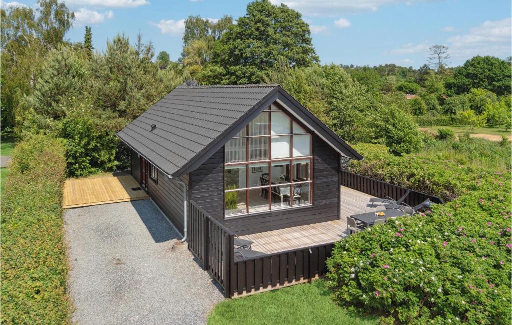 エーベルトフトにあるStunning Home In Ebeltoft With 3 Bedrooms, Sauna And Wifiの黒屋根の家