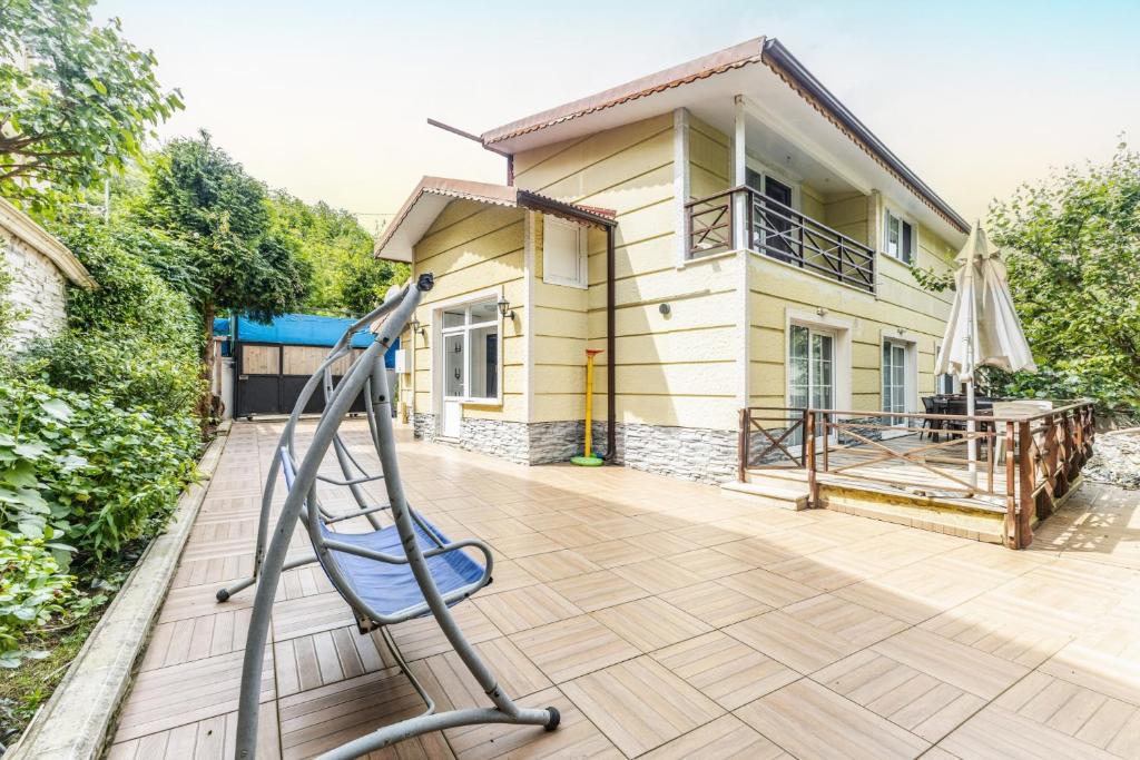 イスタンブールにあるCozy Villa w Terrace and Garden in Beykoz Istanbulの家の前の滑り台付きの家