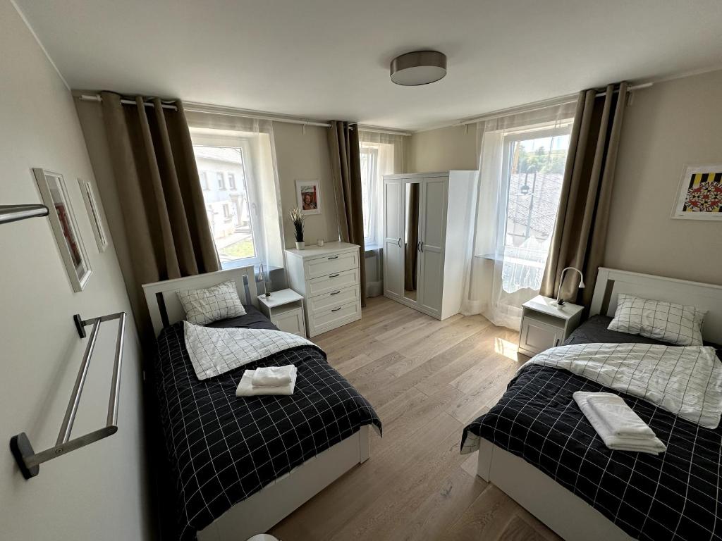 1 Schlafzimmer mit 2 Einzelbetten und einem Fenster in der Unterkunft Deluxe Double Rooms Helfant Luxembourg 