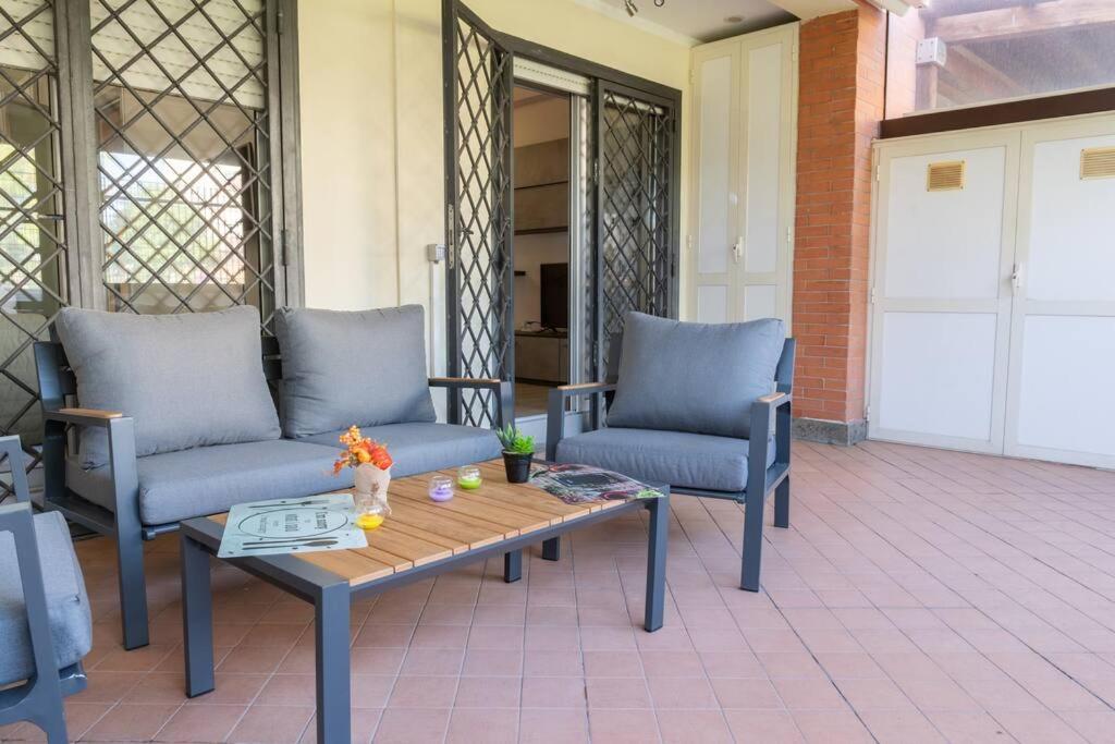 - une terrasse avec 2 chaises et une table basse dans l'établissement The Heart of Ostia - free parking, à Lido di Ostia