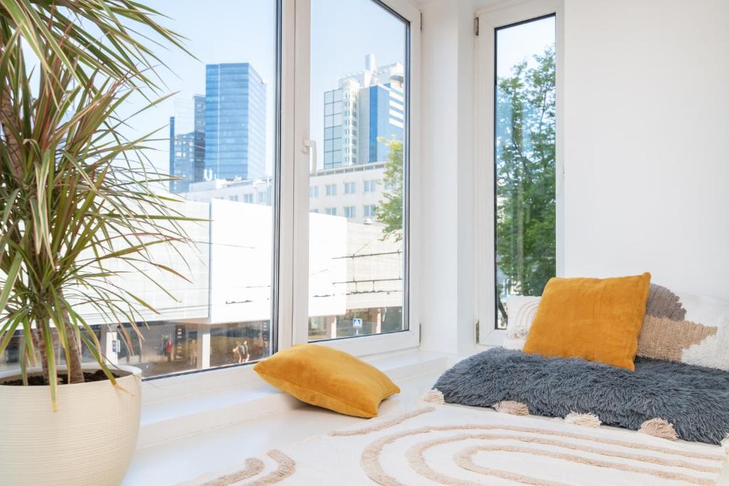 Kaubamaja Apartment في تالين: غرفة معيشة مع نافذة كبيرة