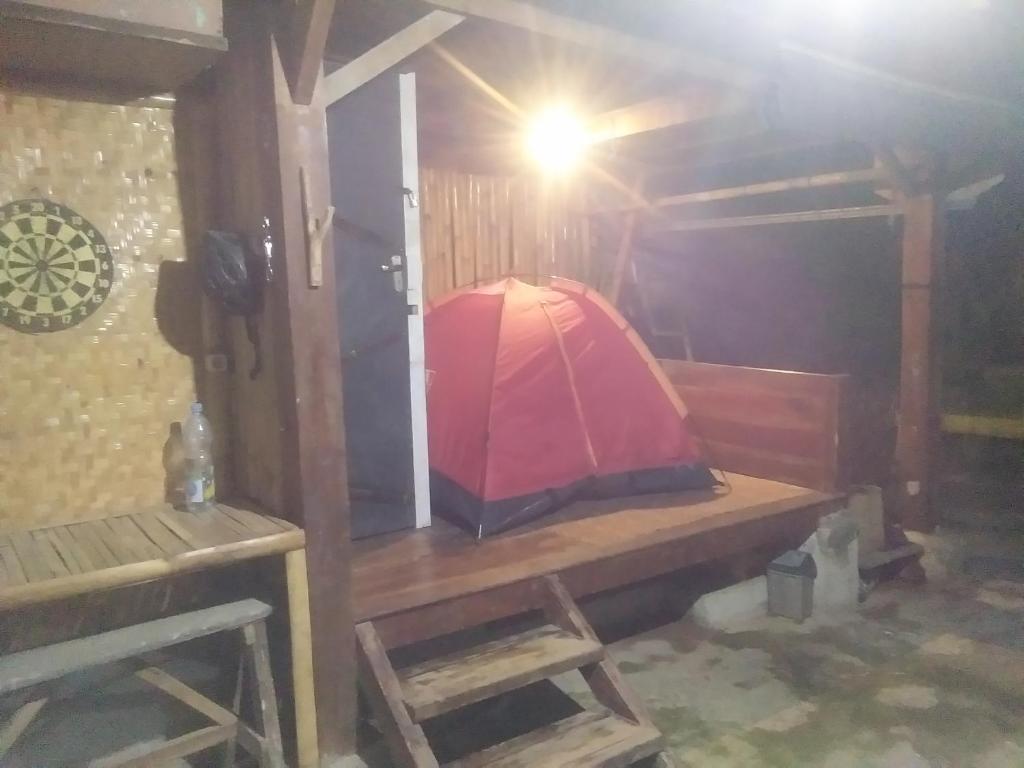 Zimmer mit einem roten Zelt auf einem Tisch in der Unterkunft NG Shelter 【Homestay & Guest House】 in Cikampek