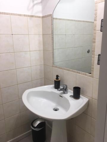 La salle de bains est pourvue d'un lavabo et d'un miroir. dans l'établissement Da Julia, à Oristano