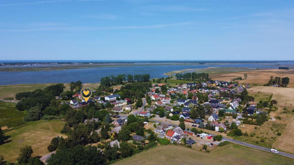 una vista aerea di una piccola città vicino a un fiume di Zum Klabautermann a Bresewitz