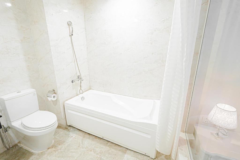 Phòng Executive 3 Người Có Ban Công Nhìn Ra Thành Phố
