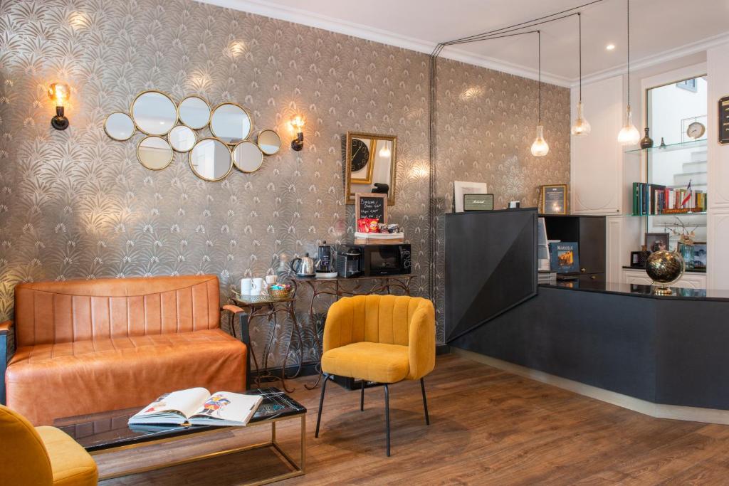 uma sala de estar com uma cadeira e uma mesa em Hôtel Istria by Magna Arbor em Paris