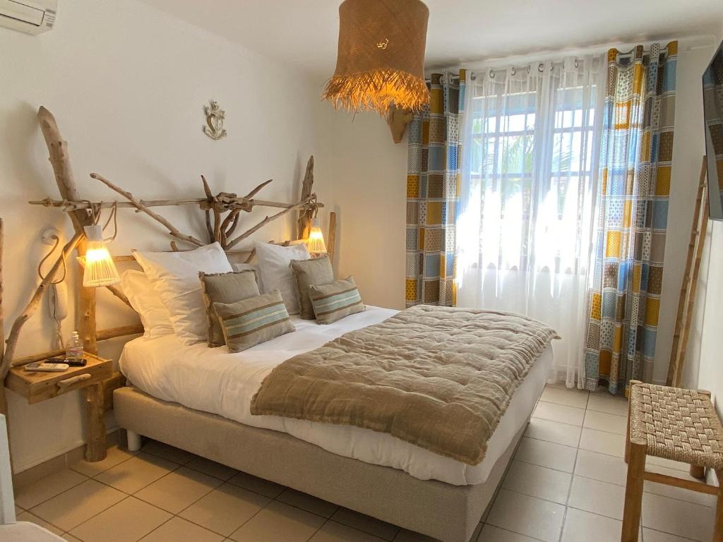 Postel nebo postele na pokoji v ubytování Hôtel Le Neptune en Camargue