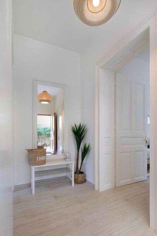 Zdjęcie z galerii obiektu Apartment with patio 50m from the beach and Lungomare w mieście Opatija