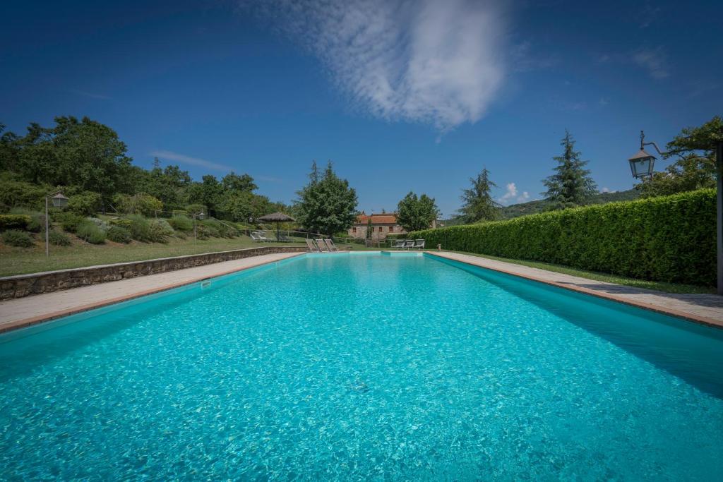 ein großer Pool mit blauem Wasser im Hof in der Unterkunft Fonte Nuova in Badia Agnano