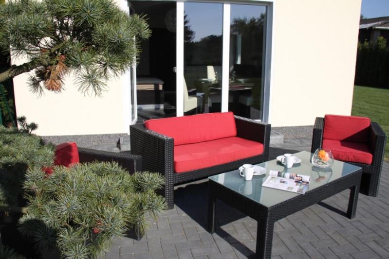 dwa krzesła i stolik kawowy na patio w obiekcie Ostseeparadies Kühlungsborn w mieście Körchow