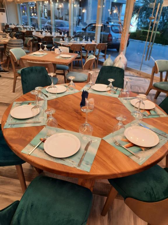 A restaurant or other place to eat at Porto Del Sol Hotel