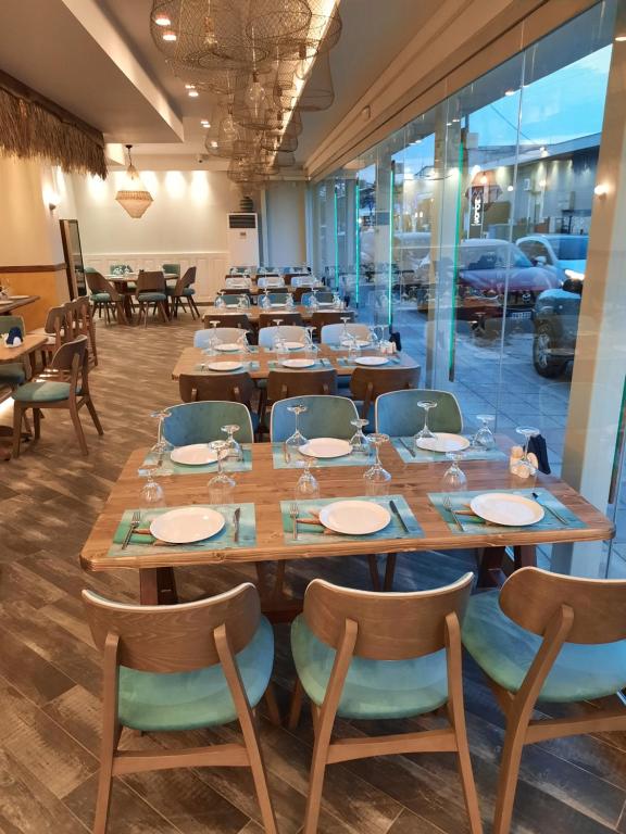 A restaurant or other place to eat at Porto Del Sol Hotel