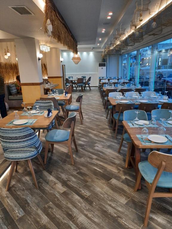 A restaurant or other place to eat at Porto Del Sol Hotel