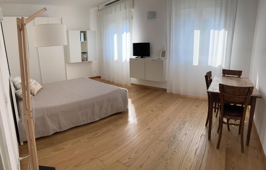 una camera con letto, tavolo e scrivania di La casina a La Spezia