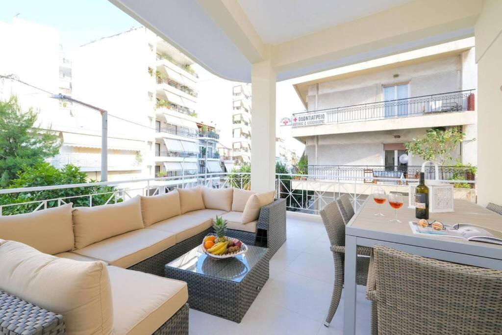 ein Wohnzimmer mit einem Sofa und einem Tisch in der Unterkunft Hidden gem on the Piraeus Coast in Piräus
