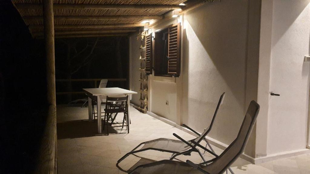 una stanza con tavolo e sedie in una stanza di Sotto la Torre e sopra il Porticciolo a Ustica