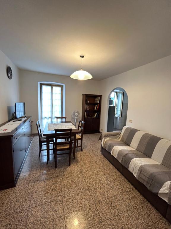 uma sala de estar com uma cama e uma mesa com cadeiras em Cà du Miliu em Sesta Godano