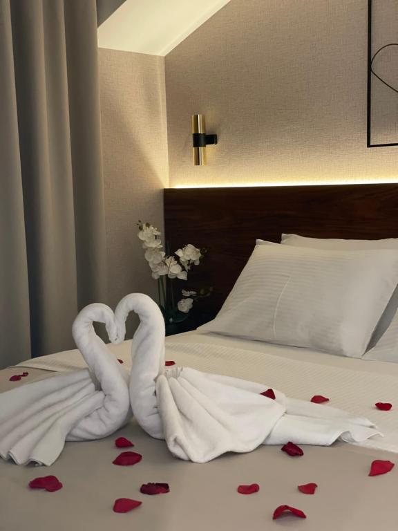 Enyana Luxury Suites - 17