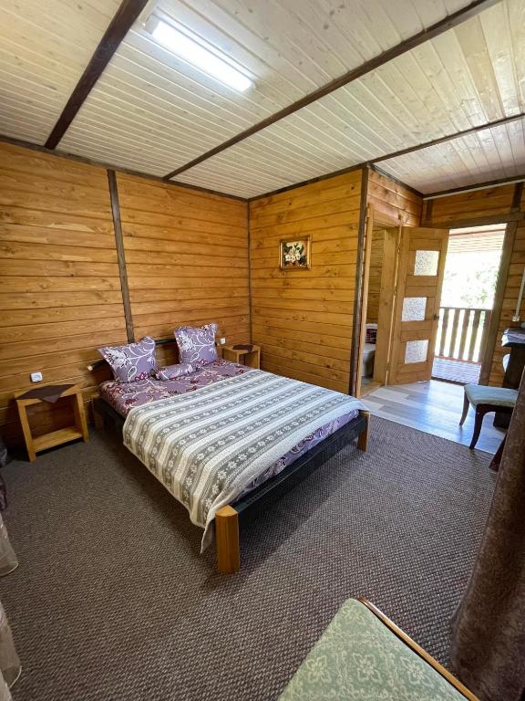 Postel nebo postele na pokoji v ubytování Садиба Карпат