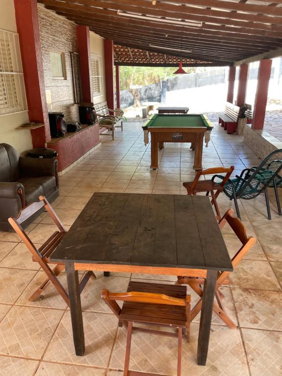 Pousada Capitour في ساو جوزيه دا بارا: طاولة بينج بونغ وكراسي في الغرفة