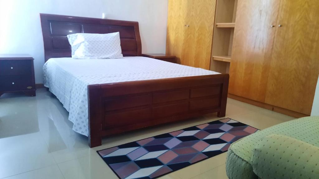 een slaapkamer met een bed en een geruite vloer bij My Flat 2 in Praia