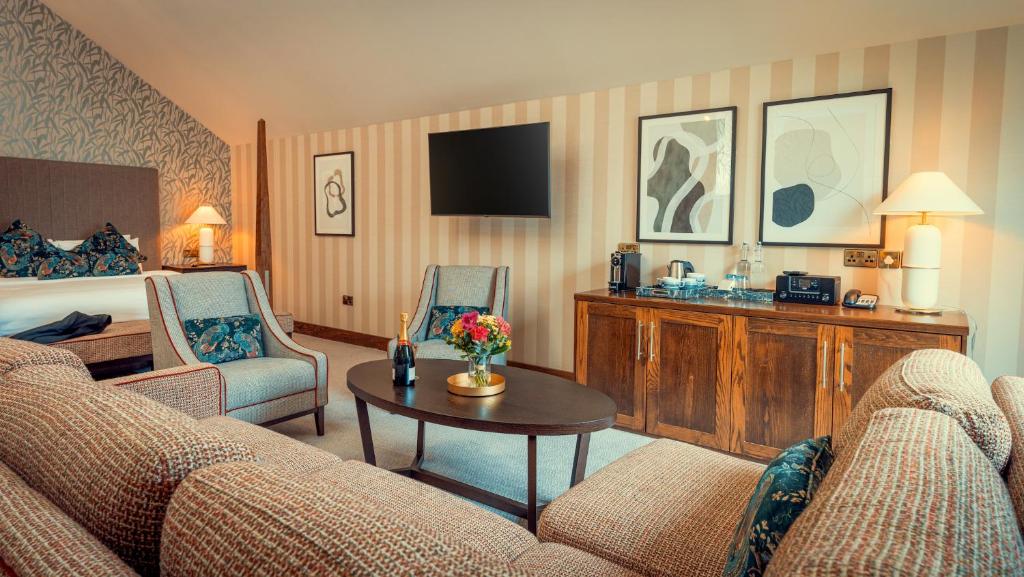TV a/nebo společenská místnost v ubytování Cavan Crystal Hotel