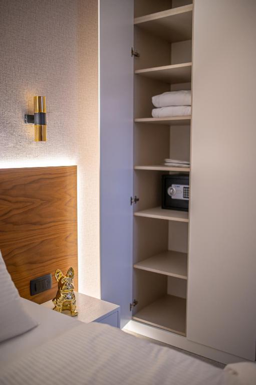 Enyana Luxury Suites - 16