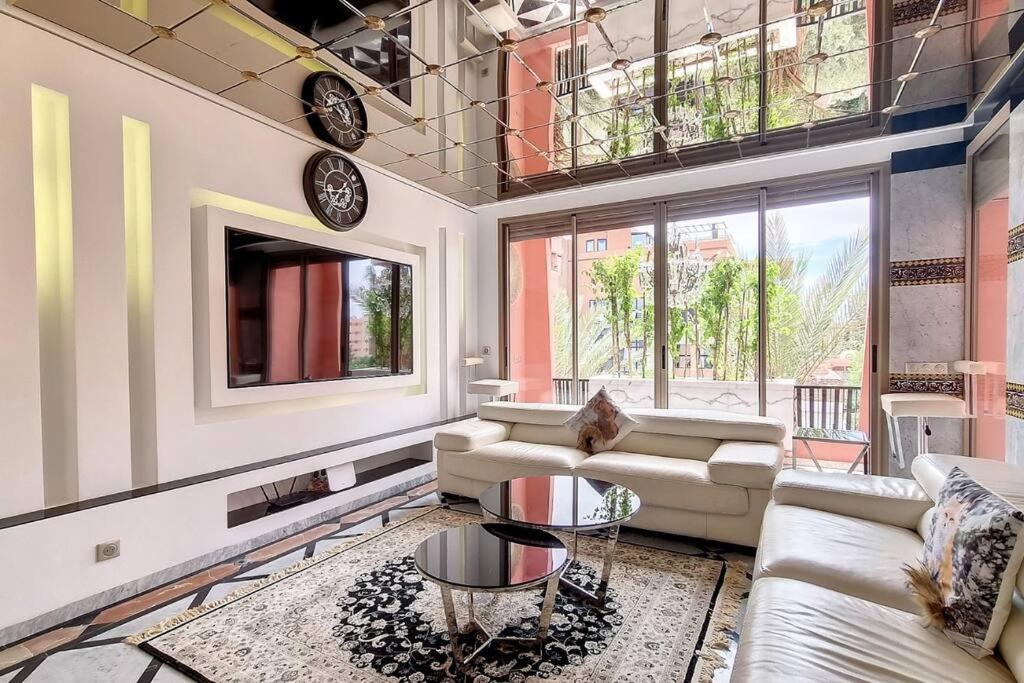 a living room with a couch and a table at Appart-Hotel luxe à l’hivernage in Marrakesh