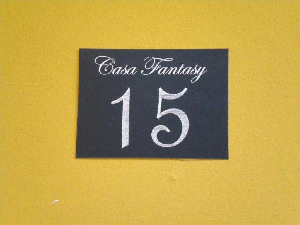 un cartel en una pared con el número en Casa Fantasy Alloggio Turistico, en Tuscania