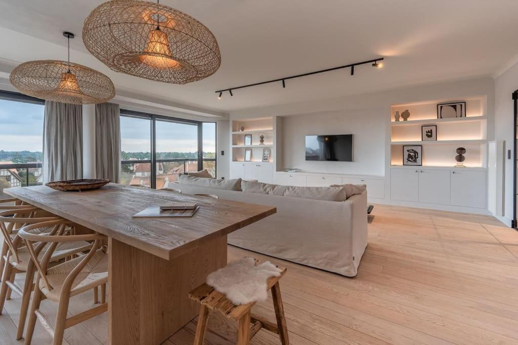 - un salon avec un canapé et une table dans l'établissement Morgenzon luxueus appartement, à Knokke-Heist