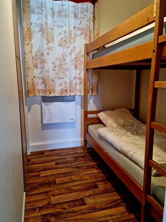 Postel nebo postele na pokoji v ubytování Hôtel VVF Eden Lake