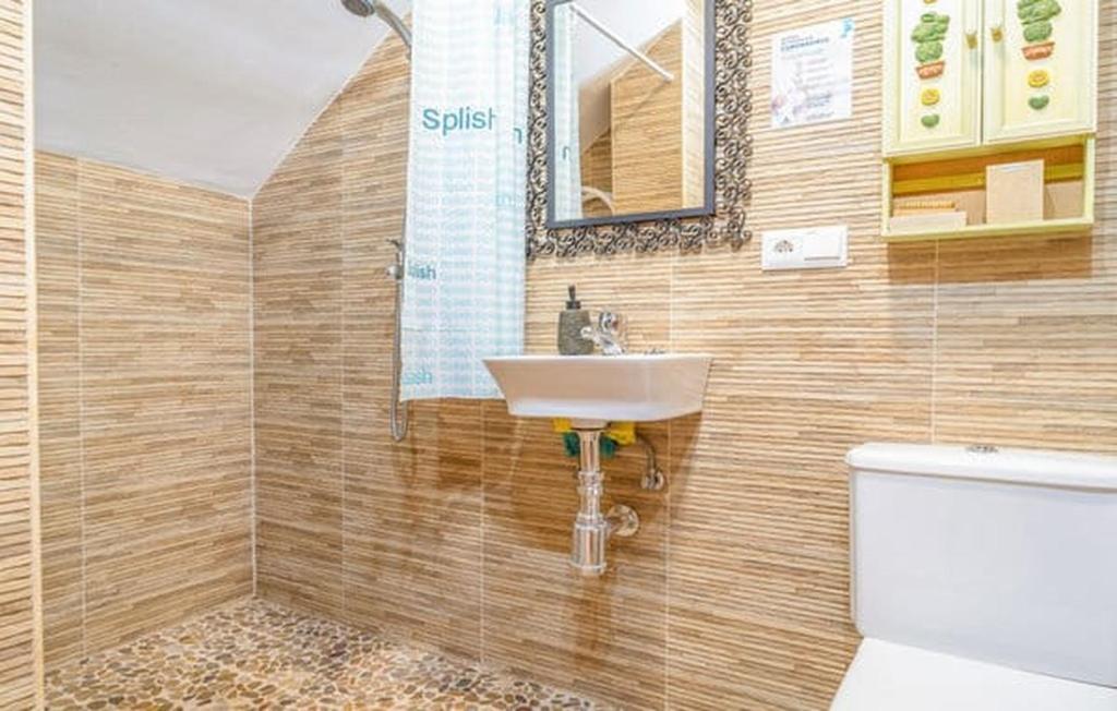 łazienka z umywalką i toaletą w obiekcie Casa Colibri 2 Beach Nerja w mieście Nerja