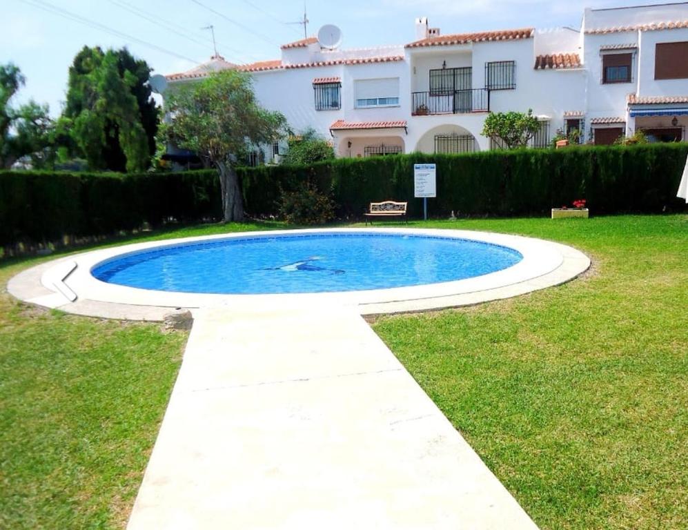 Basen w obiekcie Casa Colibri 2 Beach Nerja lub w pobliżu