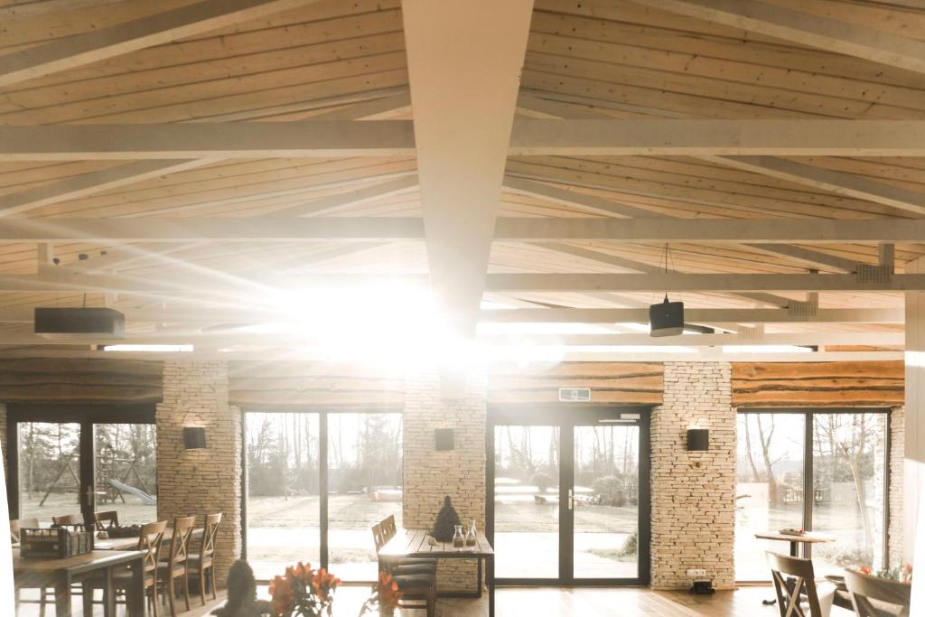 コンスタンチン・イェジオルナにあるHotel Borowinaの木製の天井、テーブルと椅子が備わる客室です。