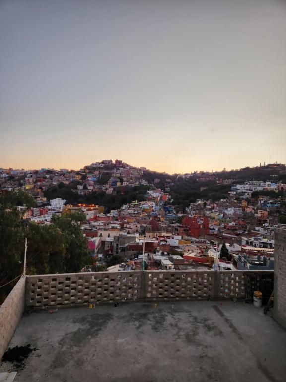 uma vista para uma cidade a partir do telhado de um edifício em Casa Linda Vista em Guanajuato