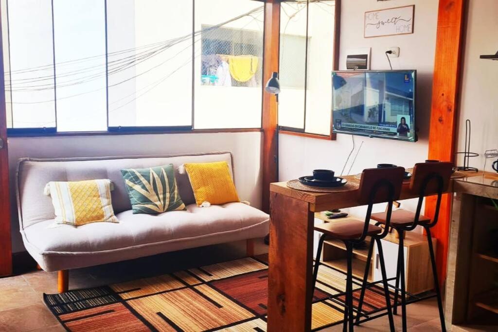 利馬的住宿－Acogedor apartamento cerca al mar.，带沙发和电视的客厅