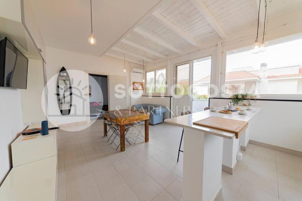 Una vista de una sala de estar y comedor de una casa. en Surf Flat, en San Foca