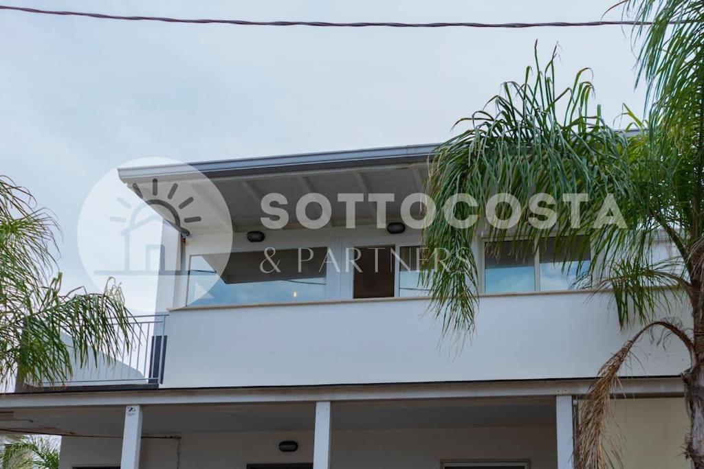 Certificado, premio, señal o documento que está expuesto en Surf Flat