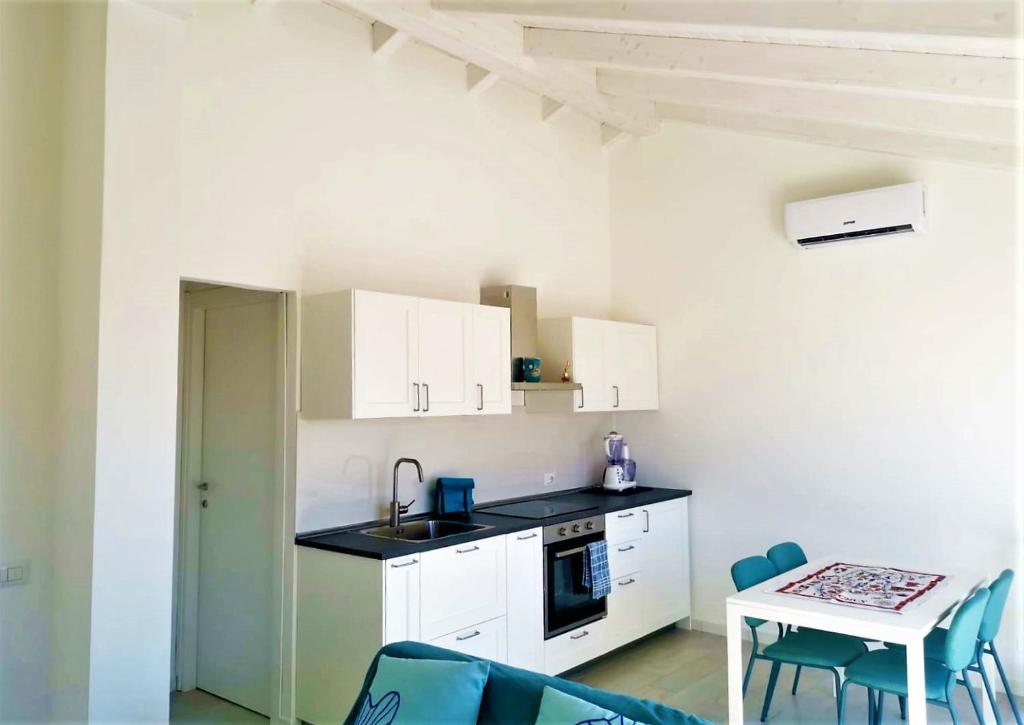 A kitchen or kitchenette at Affittimoderni Castelsardo La Gemma