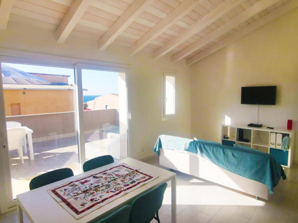 A television and/or entertainment centre at Affittimoderni Castelsardo La Gemma