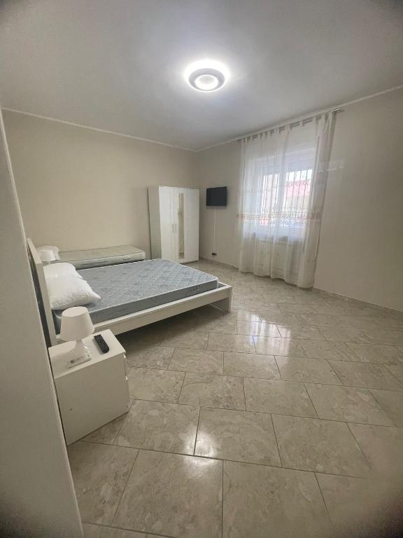 um quarto grande com uma cama e uma janela em Dimora Chanel Gallipoli 30mt dal mare em Gallipoli