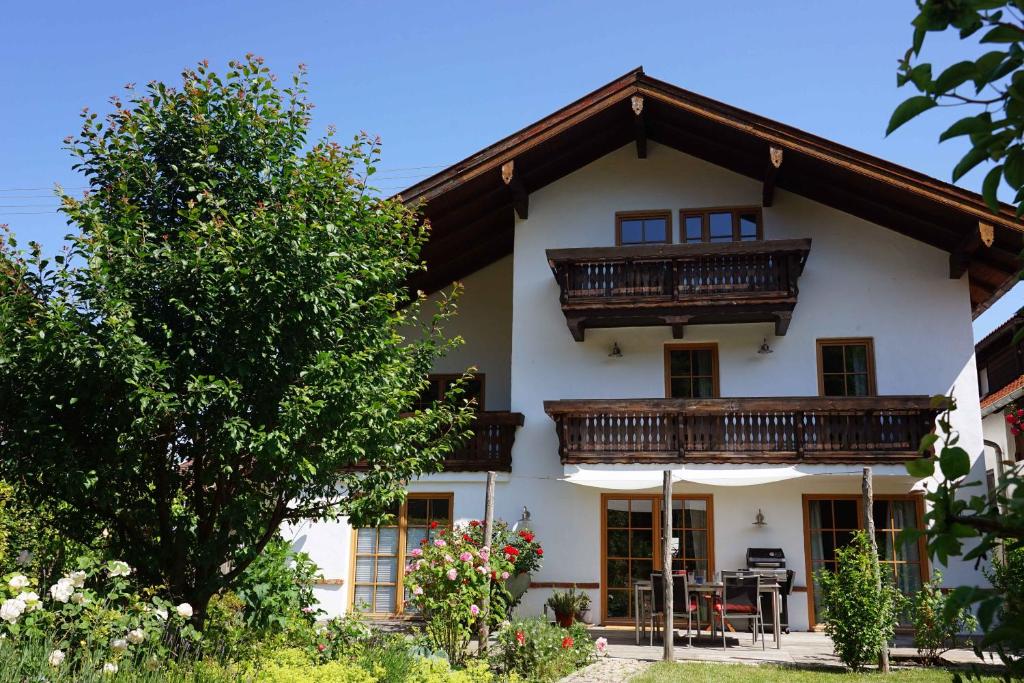 une maison avec un balcon au-dessus dans l'établissement eleven Marquartstein, à Marquartstein