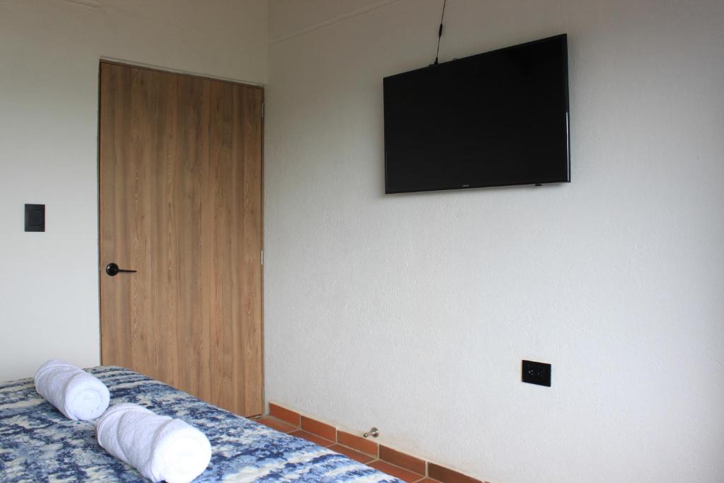 TV a/nebo společenská místnost v ubytování Mesa De los Santos, Balcones De los Santos Cabaña Lounge Eucalipto