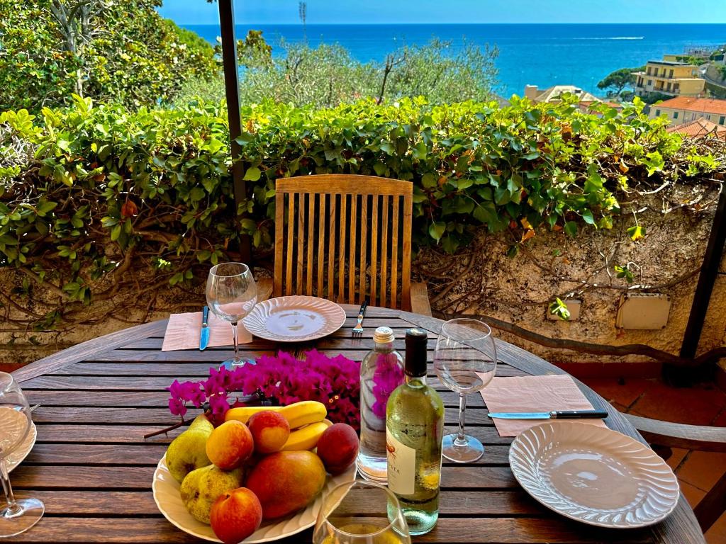 einen Holztisch mit einem Obstteller darauf in der Unterkunft MAD di Mare di Arte Dormire in Celle Ligure