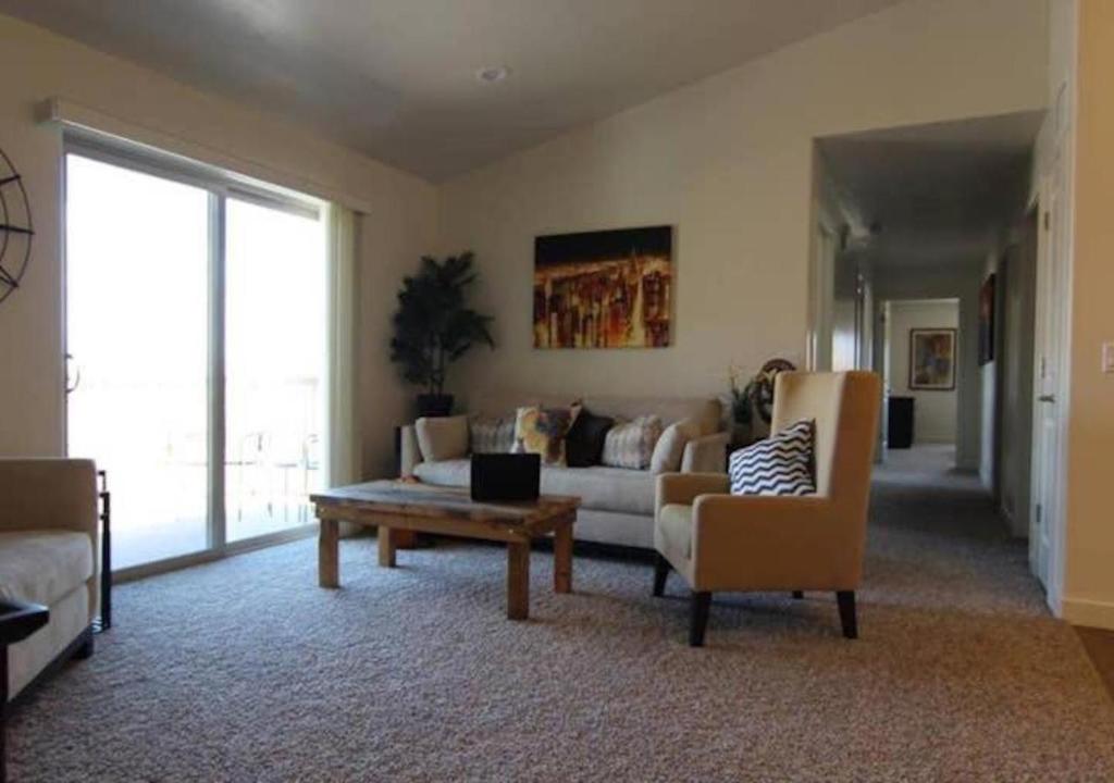sala de estar con sofá, mesa y sillas en Moab Oasis en Moab